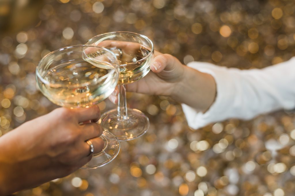 brindis-copas-champagne-Remy-Cabaret-celebración